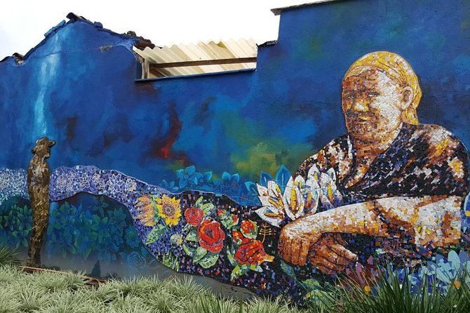 Walking tour, cable car & fruit tasting - Casa de la Memoria and the cost of understanding Medellín