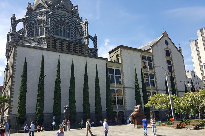 Walking tour downtown Medellín - Two old churches and a first main square