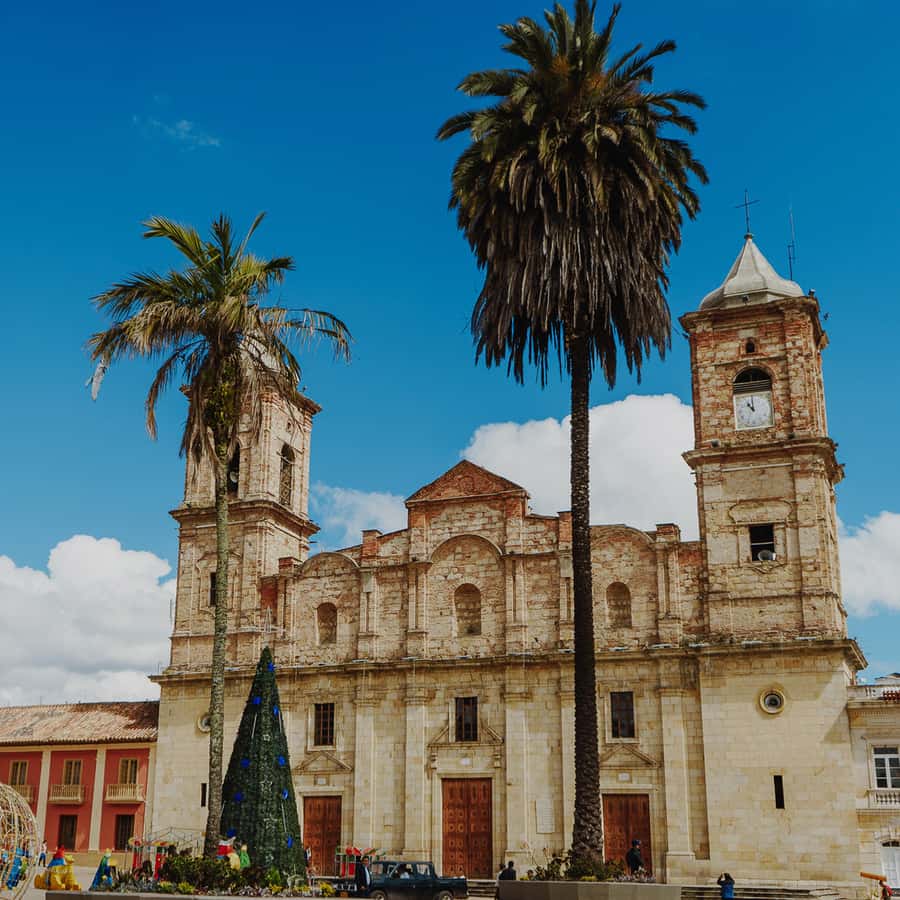 Zipaquirá: Salt Cathedral Group Tour with Pickup - Guides, Vehicles, and Group Atmosphere